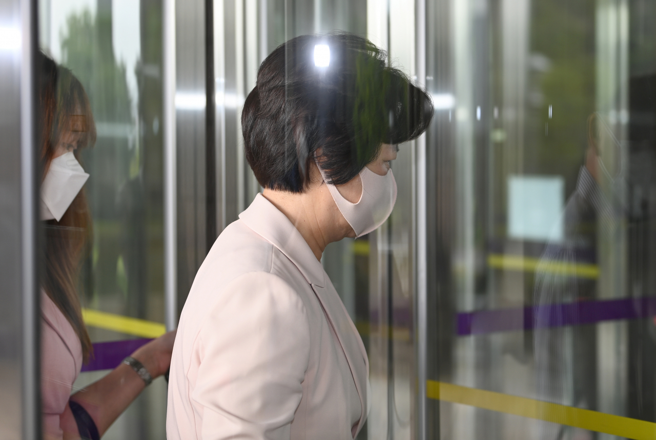 추미애 법무부 장관이 지난 10일 오전 정부과천청사로 출근하고 있다. [연합]