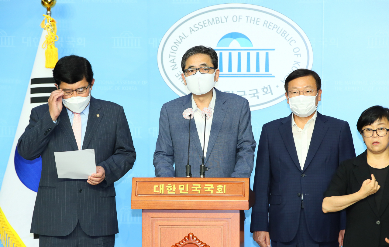 곽상도, 정점식, 윤창현 국민의힘 의원이 10일 국회 소통관에서 이스타항공 운영과 관련해 더불어민주당 이상직 의원을 대검찰청에 고발한다고 밝히고 있다. [연합]
