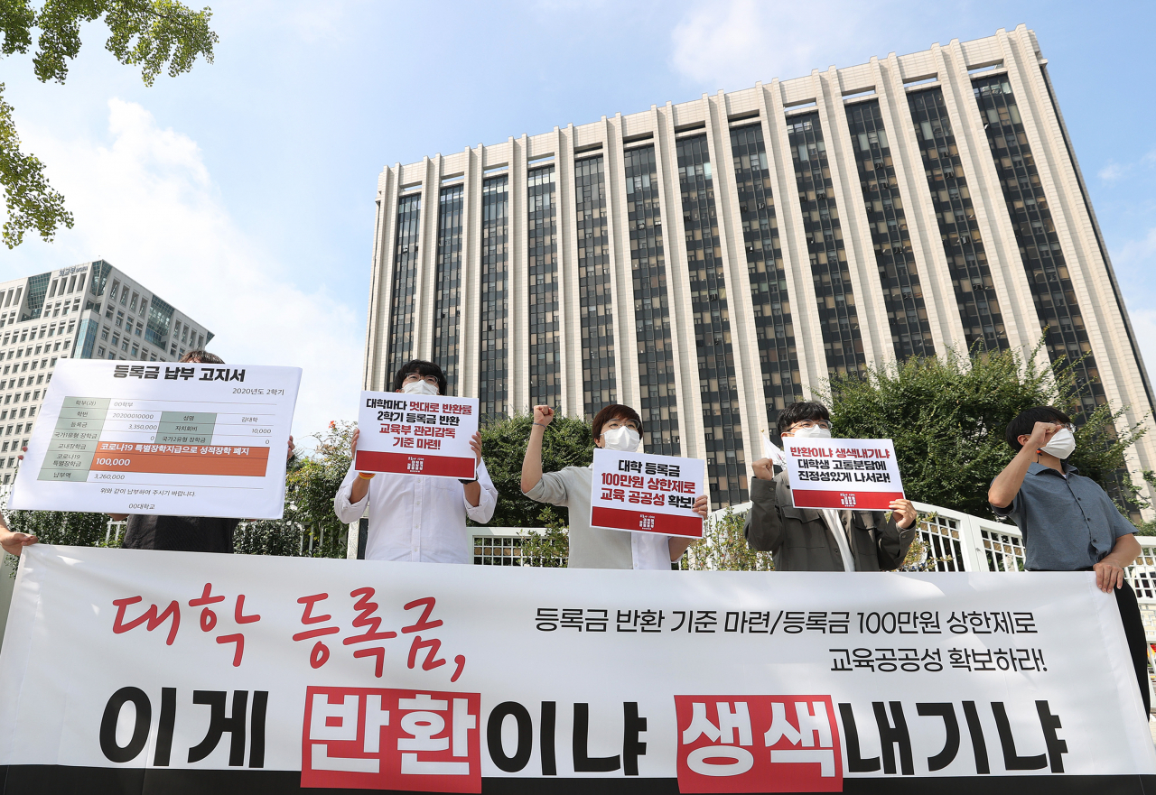 청년진보당 관계자들이 10일 오전 정부서울청사 앞에서 열린 '코로나시대 대학생 권리찾기 운동 선포 기자회견'에서 등록금 100만원 상한제 추진 및 등록금 반환에 대한 교육부의 관리감독과 기준 마련을 촉구하며 구호를 외치고 있다. [연합]