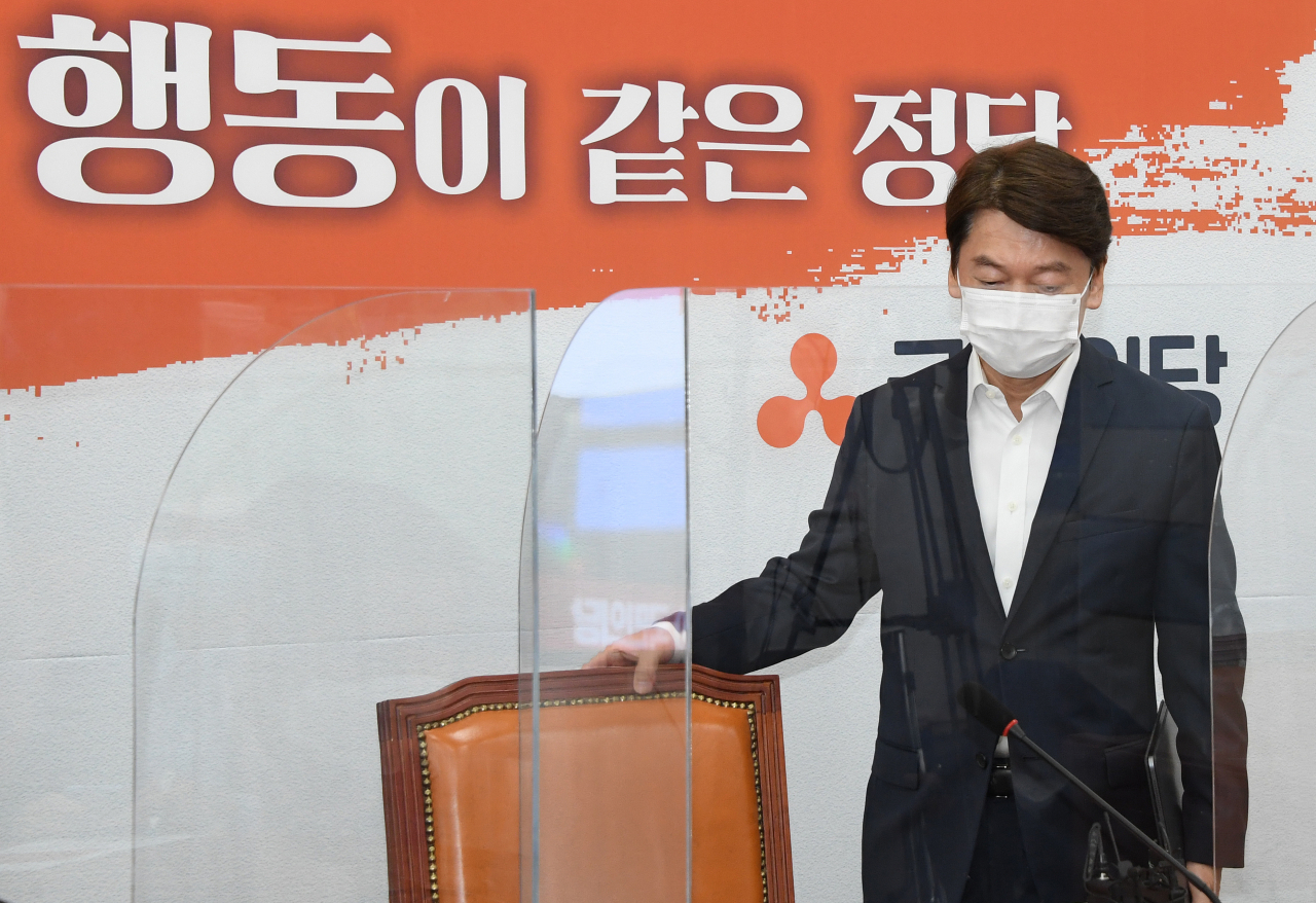 안철수 국민의당 대표가 10일 국회에서 열린 최고위원회의에 참석하고 있다. [연합]