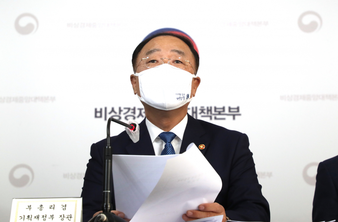 홍남기 부총리 겸 기획재정부 장관이 10일 정부서울청사에서 열린 비상경제중앙대책본부 회의 결과 합동브리핑에서 추석 민생안정 대책 등을 브리핑하고 있다. [연합］