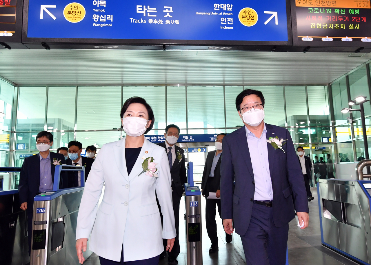 염태영 수원시장(오른쪽)과 김현미 국토교통부 장관이 사리역을 둘러보고 있다. [수원시 제공]