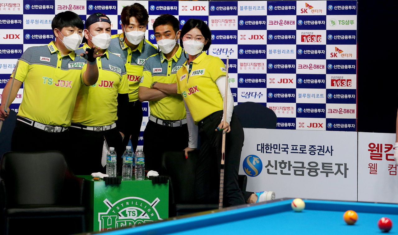 TS·JDX 팀 김병호(맨 왼쪽)가 작전타임중 혼복 파트너 이미래(맨 오른쪽) 등 팀원들과 상의하고 있다. [PBA 제공]