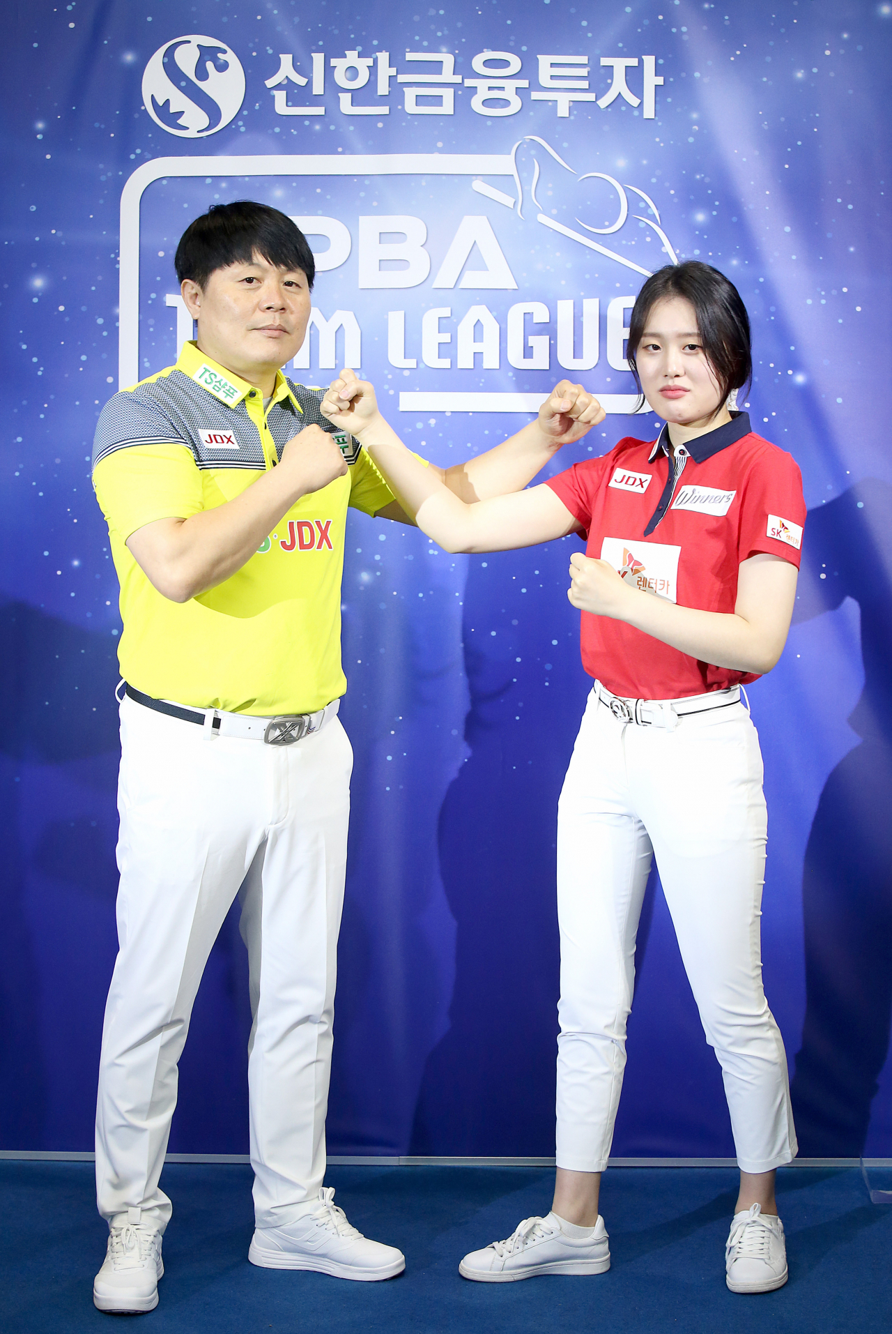 아빠 김병호가 딸 김보미와 마주서서 코믹한 파이팅 포즈를 취하고 있다. [PBA 제공]