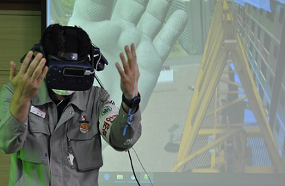 쌍용양회 직원이 VR 안전제첨 시스템에 직접 참여하고 있다. [쌍용양회 제공]