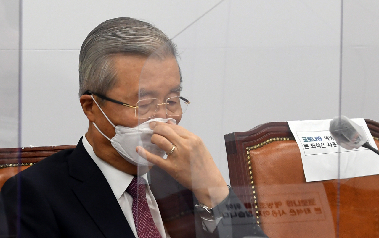 김종인 국민의힘 비상대책위원장이 10일 오전 국회에서 열린 비상대책위원회의에 참석, 마스크를 고쳐쓰고 있다. [연합]