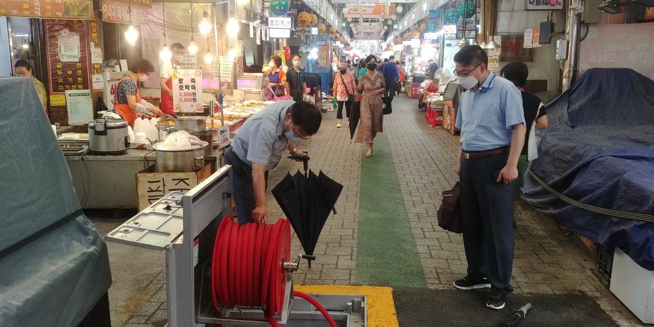 도봉구 도깨비시장 매립식 소방함 시범 사용 모습. [도봉구 제공]