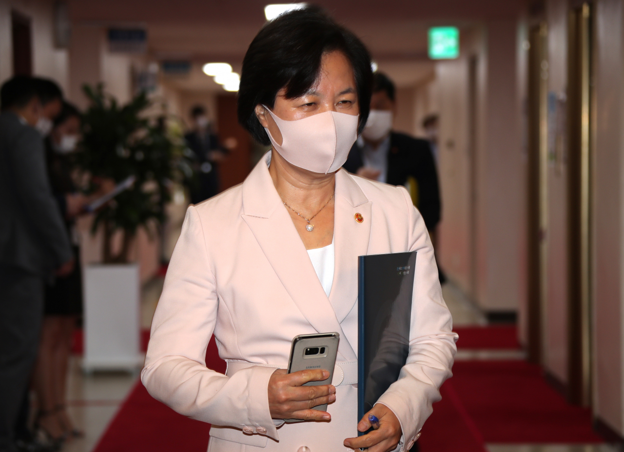 추미애 법무부 장관이 지난 10일 정부서울청사에서 열린 임시 국무회의에 참석하고 있다. [연합]
