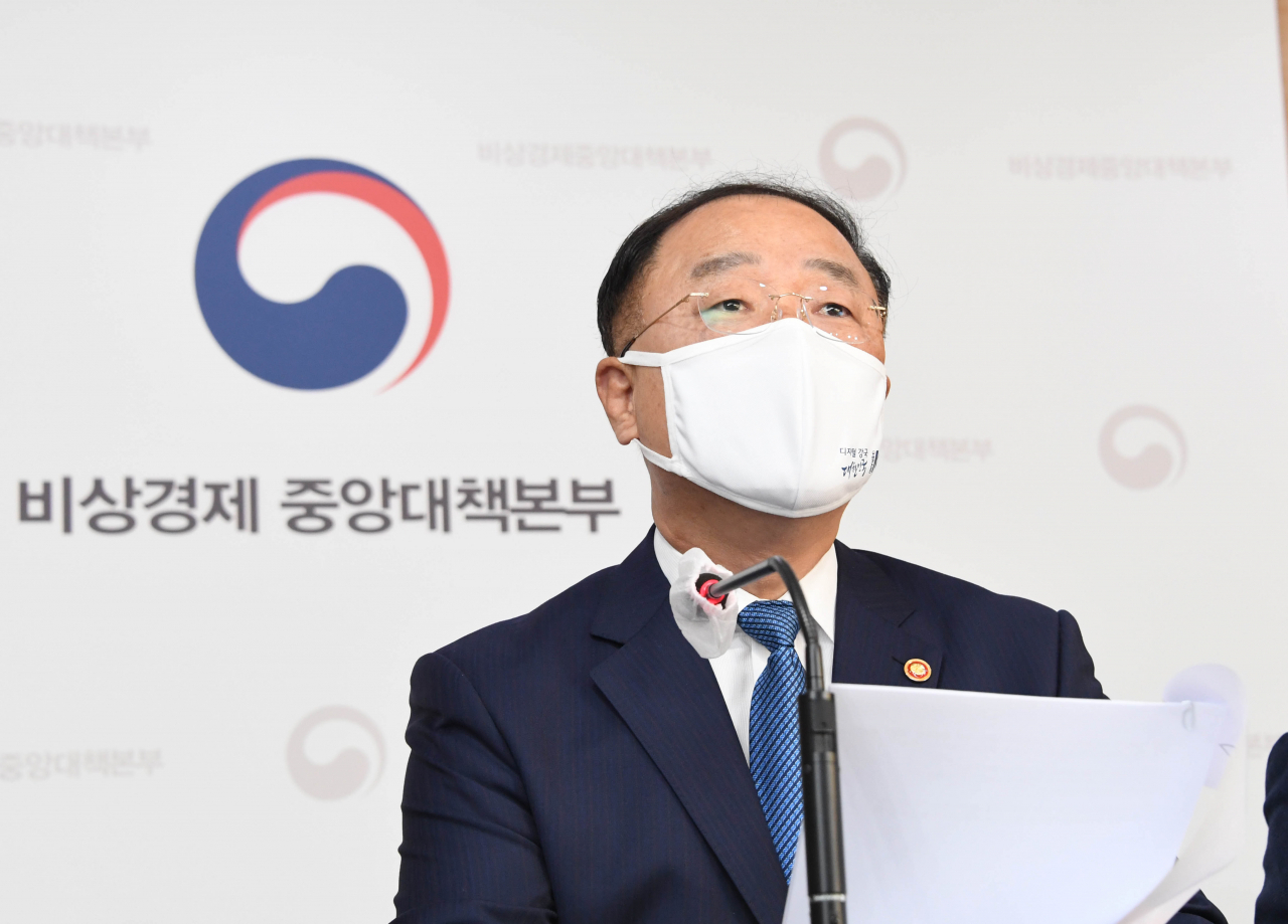 홍남기 경제부총리 겸 기획재정부 장관이 10일 정부서울청사에서 열린 비상경제중앙대책본부 회의 결과 합동브리핑에서 4차 추가경정예산안 등을 브리핑하고 있다. [기획재정부 제공]