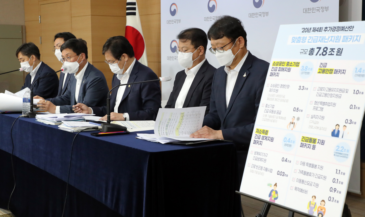 지난 10일 정부서울청사에서 안일환 기획재정부 1차관(오른쪽 3번째) 주재로 열린 코로나19 관련 정부지원 4차 추경예산안 세부 내용 발표에서 안도걸 예산실 실장(왼쪽 3번째)이 브리핑 하고 있다. [연합]