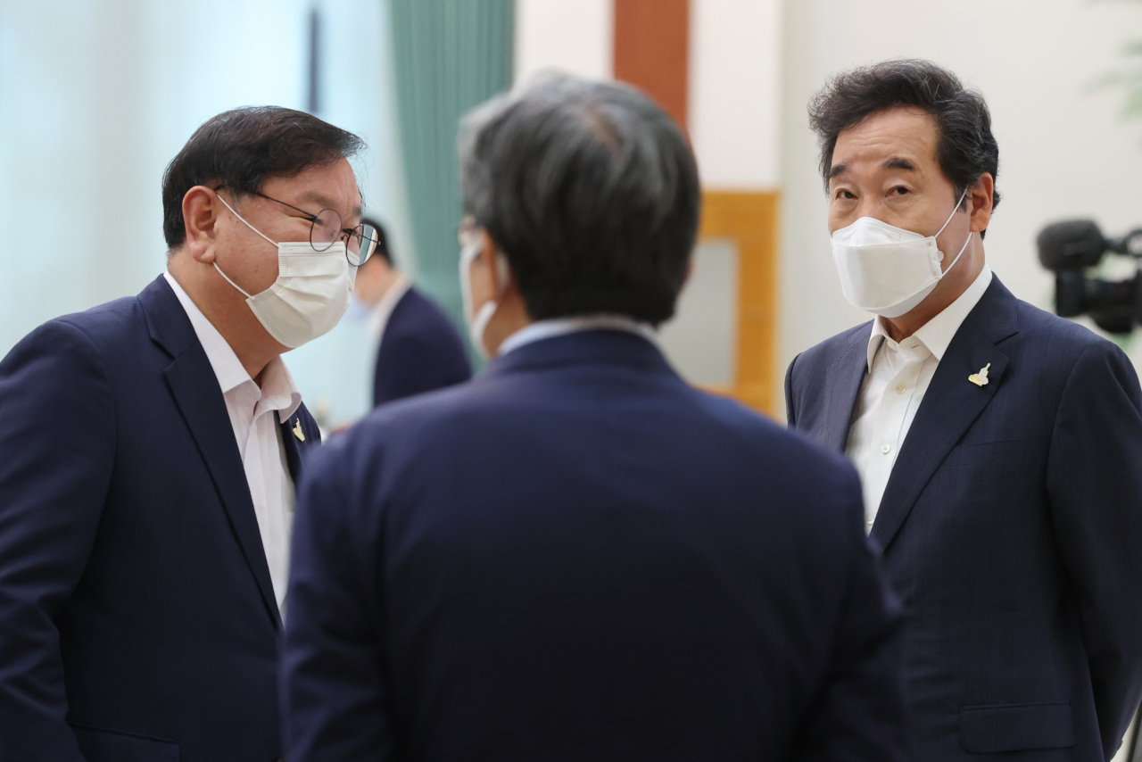 더불어민주당 이낙연 대표, 김태년 원내대표가 9일 청와대에서 열린 문재인 대통령과의 간담회에 참석, 노영민 대통령 비서실장과 대화하고 있다. 연합뉴스