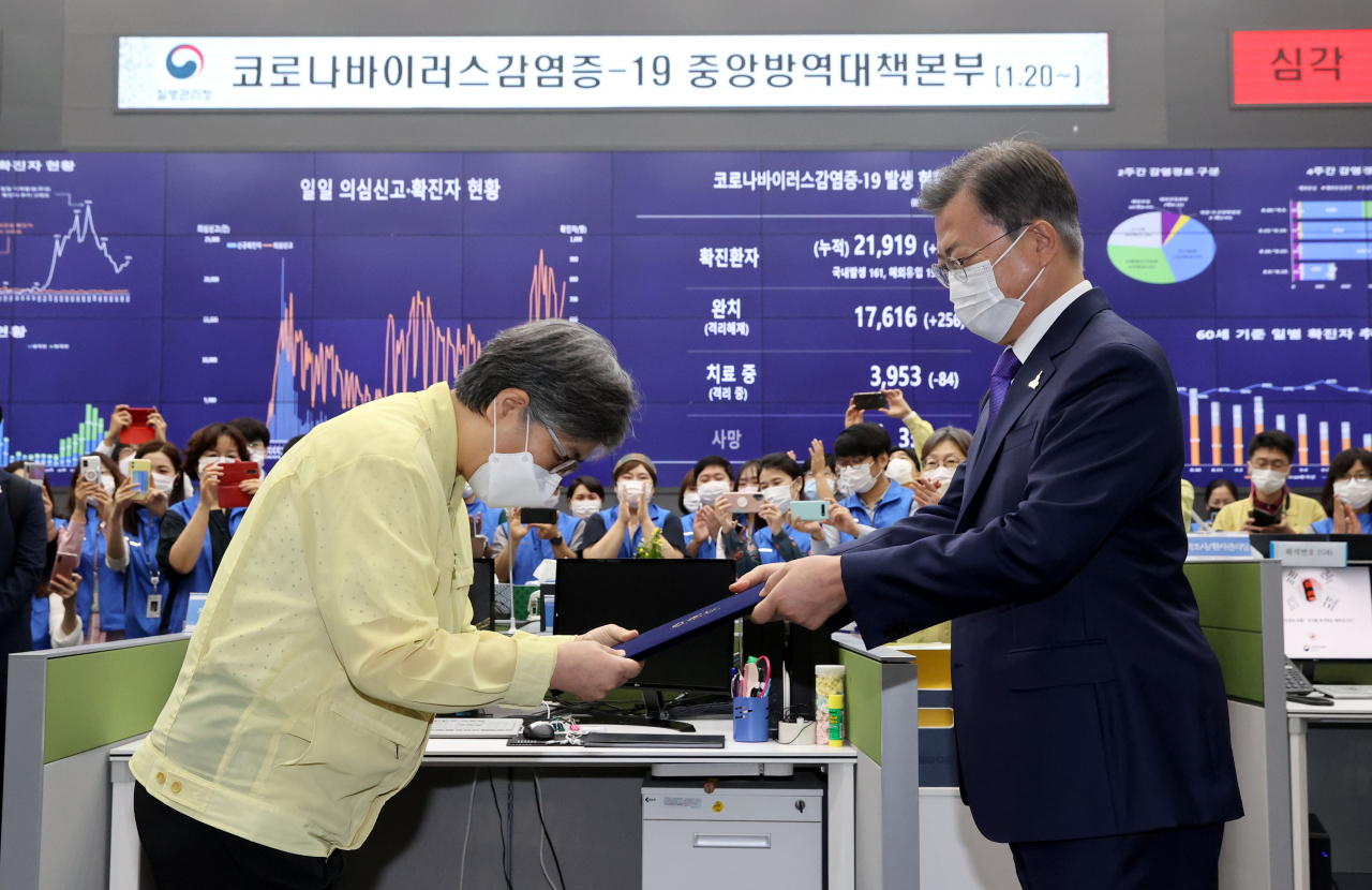문재인 대통령이 11일 충북 청주 질병관리본부 긴급상황센터에서 정은경 초대 질병관리청장에게 임명장을 수여하고 있다. [연합]