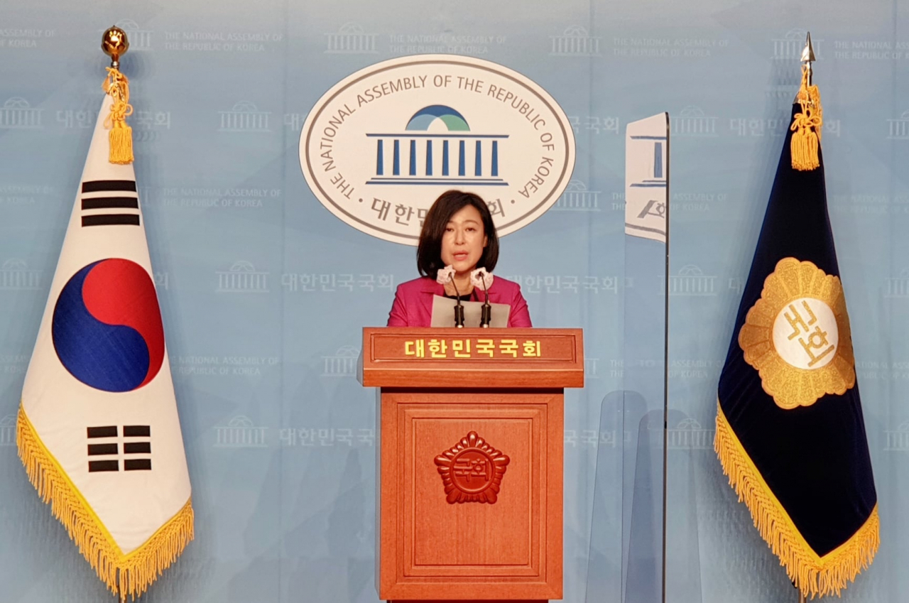 황보승희 국민의힘 의원이 11일 국회 소통관에서 기자회견을 열고 정부여당의 전 국민 통신비 2만원 지원 방안을 비판하고 있다. [의원실 제공]