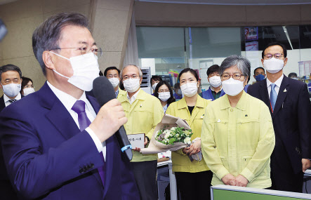 문재인 대통령이 11일 충북 청주 질병관리본부 긴급상황센터에서 정은경 초대 질병관리청장에게 임명장을 수여한 뒤 감염병 대응 및 질병관리 예방체계의 도약을 당부하는 발언을 하고 있다. [연합]