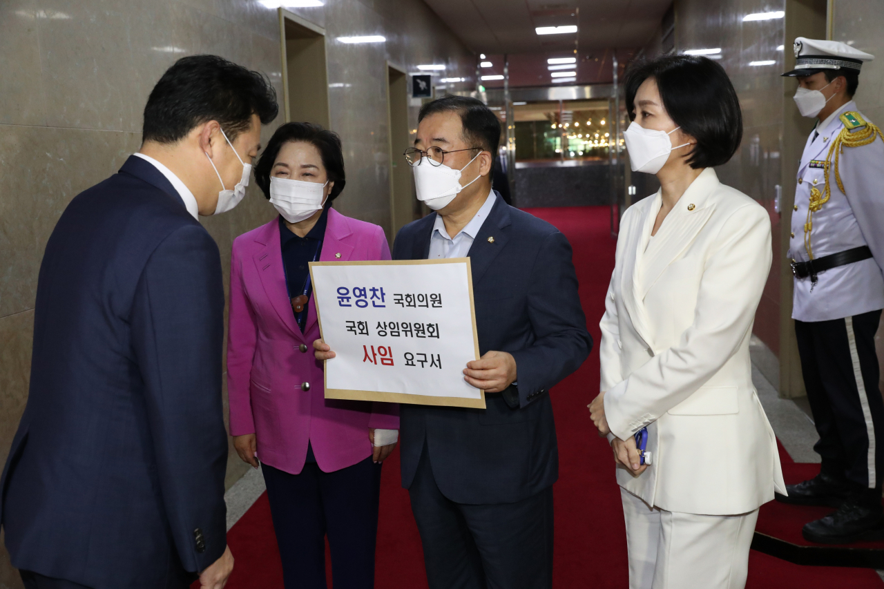 국회 과학기술정보방송통신위원회 국민의힘 박성중 간사(가운데)와 조명희(왼쪽), 허은아 의원이 11일 국회 의장실 앞에서 포털 뉴스 개입 논란과 관련해 더불어민주당 윤영찬 의원의 과방위원 사임요구서를 복기왕 국회의장 비서실장에게 전달하고 있다. [연합]