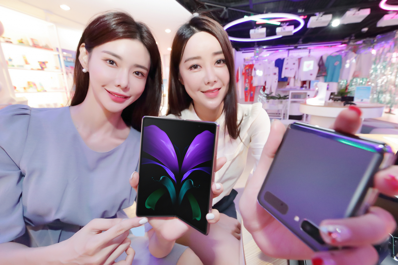 KT 모델들이 '갤럭시Z폴드2'와 '갤럭시Z플립 5G'를 소개하고 있다. [KT 제공]