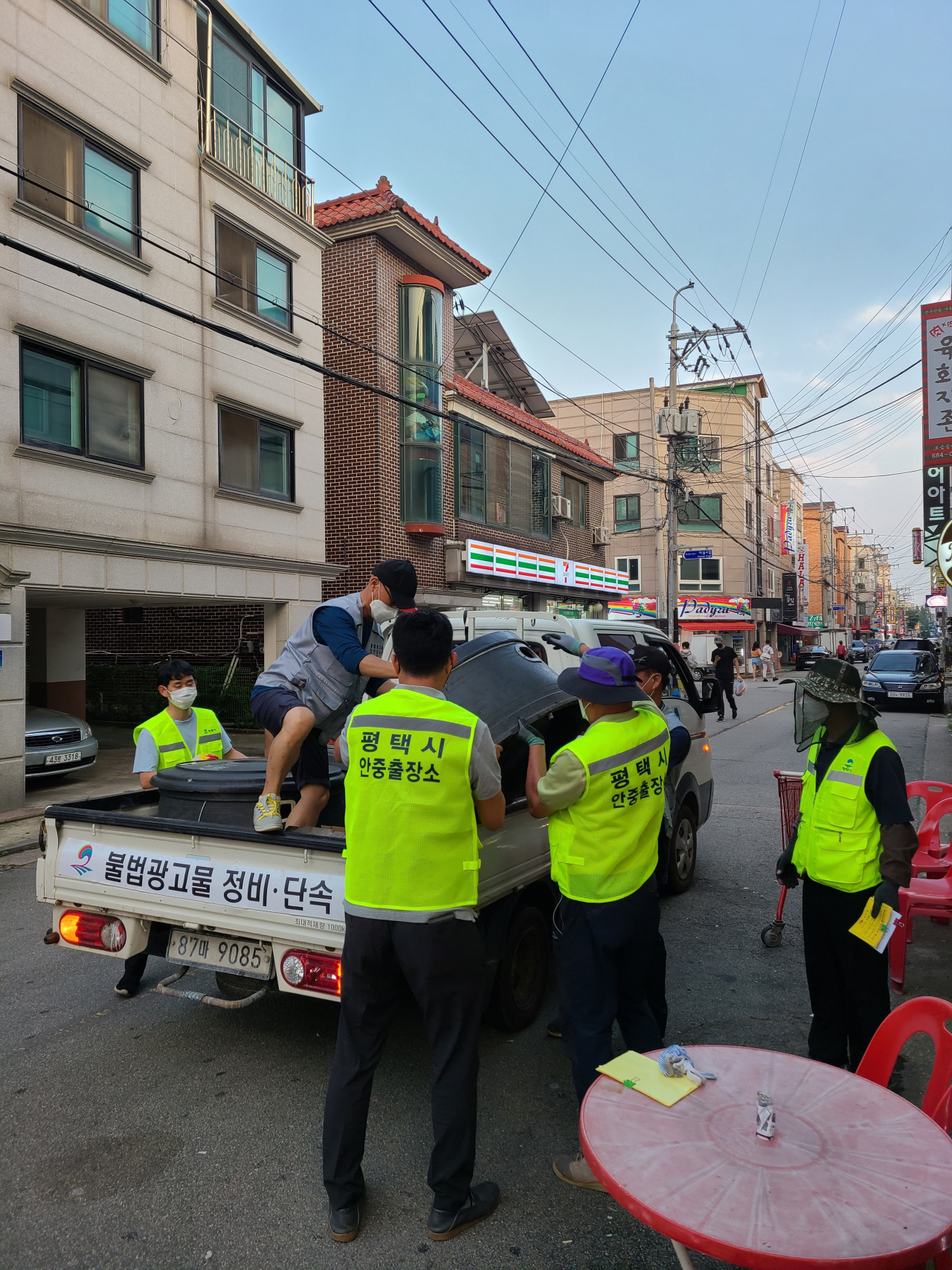 평택 안중출장소는 포승산업단지 불법광고물 야간 집중단속을 실시했다. [평택시 제공]
