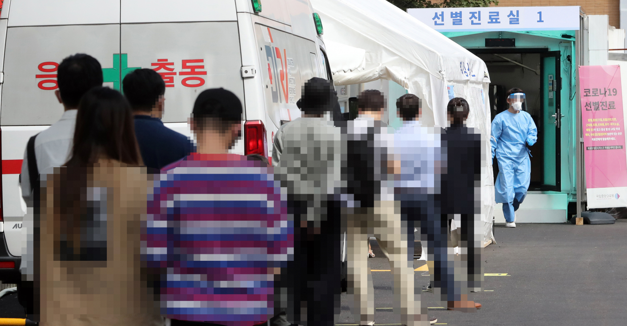 코로나19 신규확진 176명으로 9일째 100명대 확진자가 발생한 11일 서울 중구 을지로 국립중앙의료원 코로나19 선별진료소에서 시민들이 검사차례를 기다리고 있다. [연합]