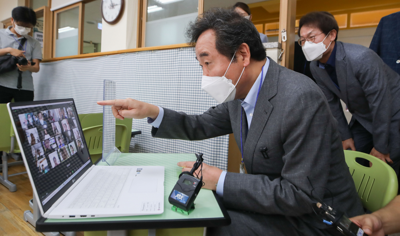 이낙연 더불어민주당 대표가 11일 서울 관악구 은천초등학교를 방문해 신종 코로나바이러스 감염증(코로나19) 여파로 진행 중인 원격 수업에 참여하고 있다. [연합]