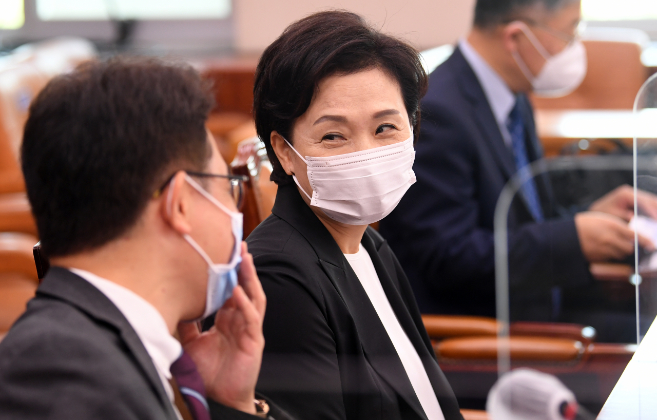 김현미 국토교통부 장관이 11일 국회에서 열린 국토교통위 전체회의에 출석, 박선호 제1차관과 이야기를 나누고 있다. [연합뉴스]