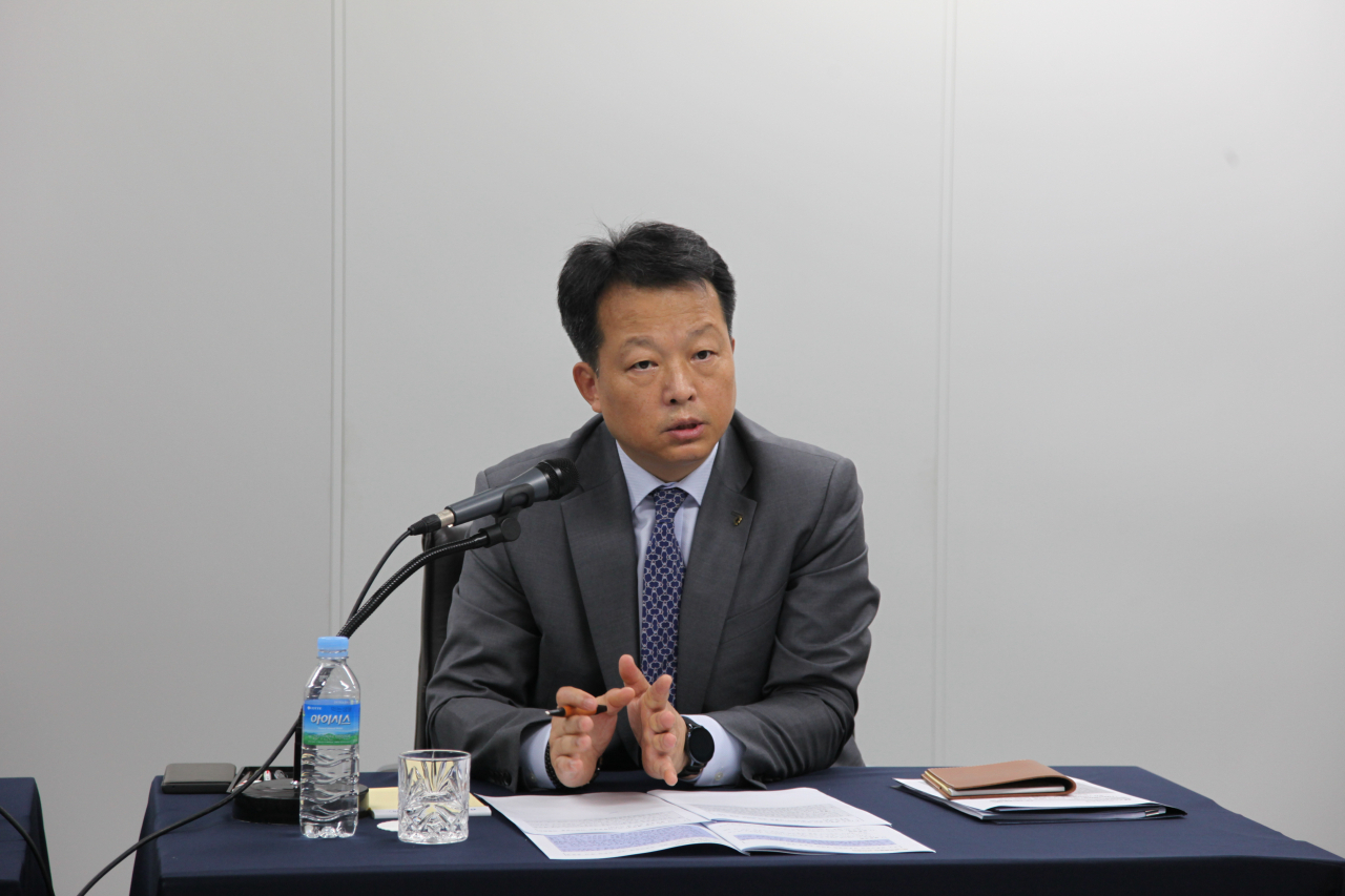 [사진=최대현 산은 부행장이 11일 온라인으로 아시아나항공 이슈에 대해 브리핑하고 있다.]