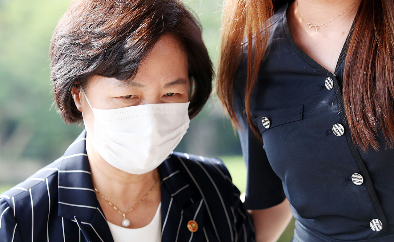 최근 아들의 군복무 시절 ‘휴가 미복귀 의혹’으로 여론에 도마에 오른 추미애 법무부 장관이 11일 오전 정부과천청사로 출근하고 있다. 이상섭 기자/babtong@heraldcorp.com