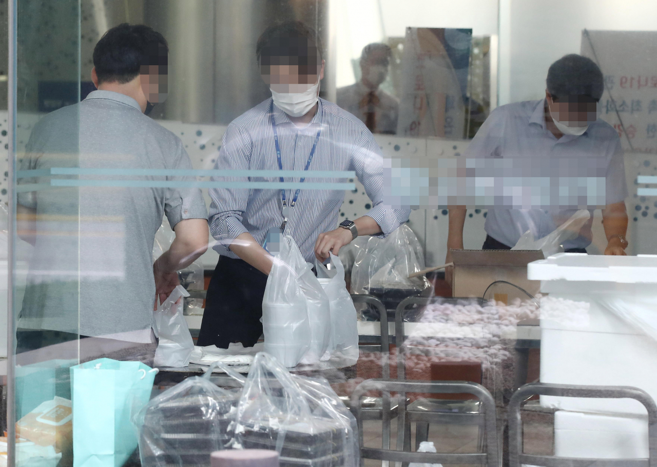 10일 점심시간 서울의 한 회사에서 직원들이 배달 온 도시락을 옮기고 있다. 연합뉴스