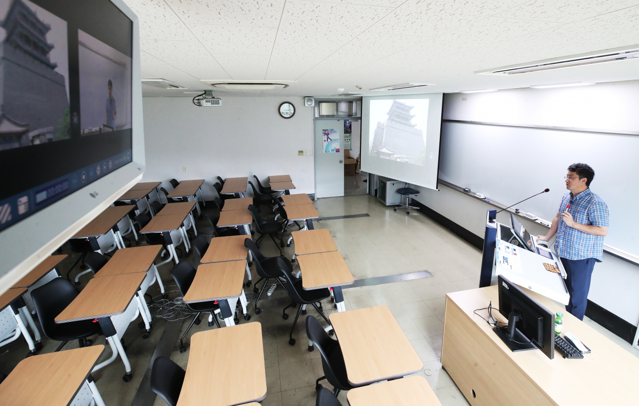 지난달 31일 오후 경기 용인 단국대 죽전캠퍼스 자동녹화강의실에서 박성순 자유교양대학 교수가 2학기 개강을 앞두고 온라인 강의 준비를 하고 있다. [연합]
