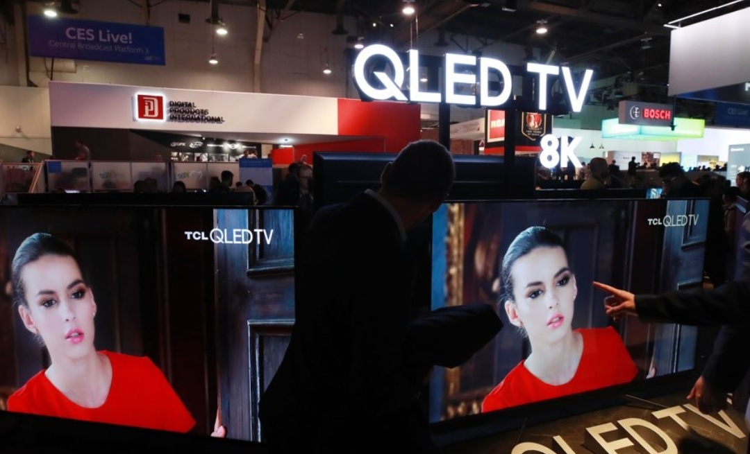 지난 1월 미국 CES 2020에서 중국의 TV 제조업체 TCL이 부스에서 선보인 QLED TV. TCL은 중국 쑤저우에 있는 삼성디스플레이의 LCD패널 생산공장을 인수하는 등 공격경영에 나서고 있다.[연합뉴스]