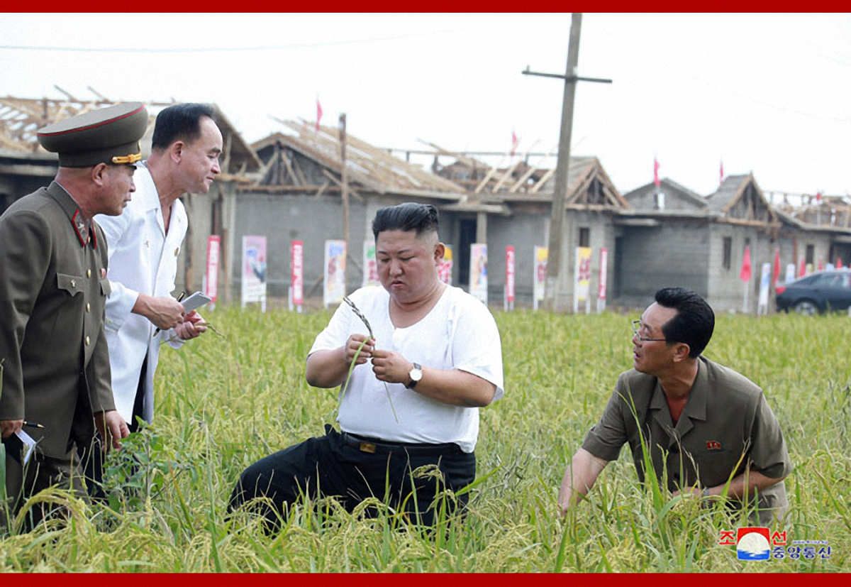 김정은 북한 국무위원장이 황해북도 수해현장을 한 달 만에 다시 찾아 복구 상황을 현지지도 했다. [조선중앙통신 캡처]