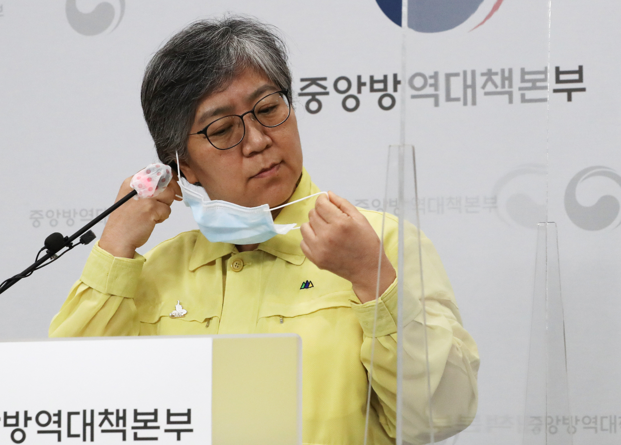 정은경 신임 질병관리청장(중앙방역대책본부장)이 11일 오후 충북 청주시 질병관리본부에서 코로나19 국내 발생 현황 및 확진 환자 중간조사 결과 등 정례브리핑을 위해 잠시 마스크를 벗고 있다. [연합]