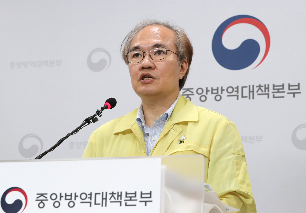 권준욱 중앙방역대책부본부장(국립보건연구원장)이 지난달 18일 오후 충북 청주시 질병관리본부에서 코로나19 국내 발생현황 및 확진환자 중간조사 결과 등 정례브리핑을 하고 있다. [연합]