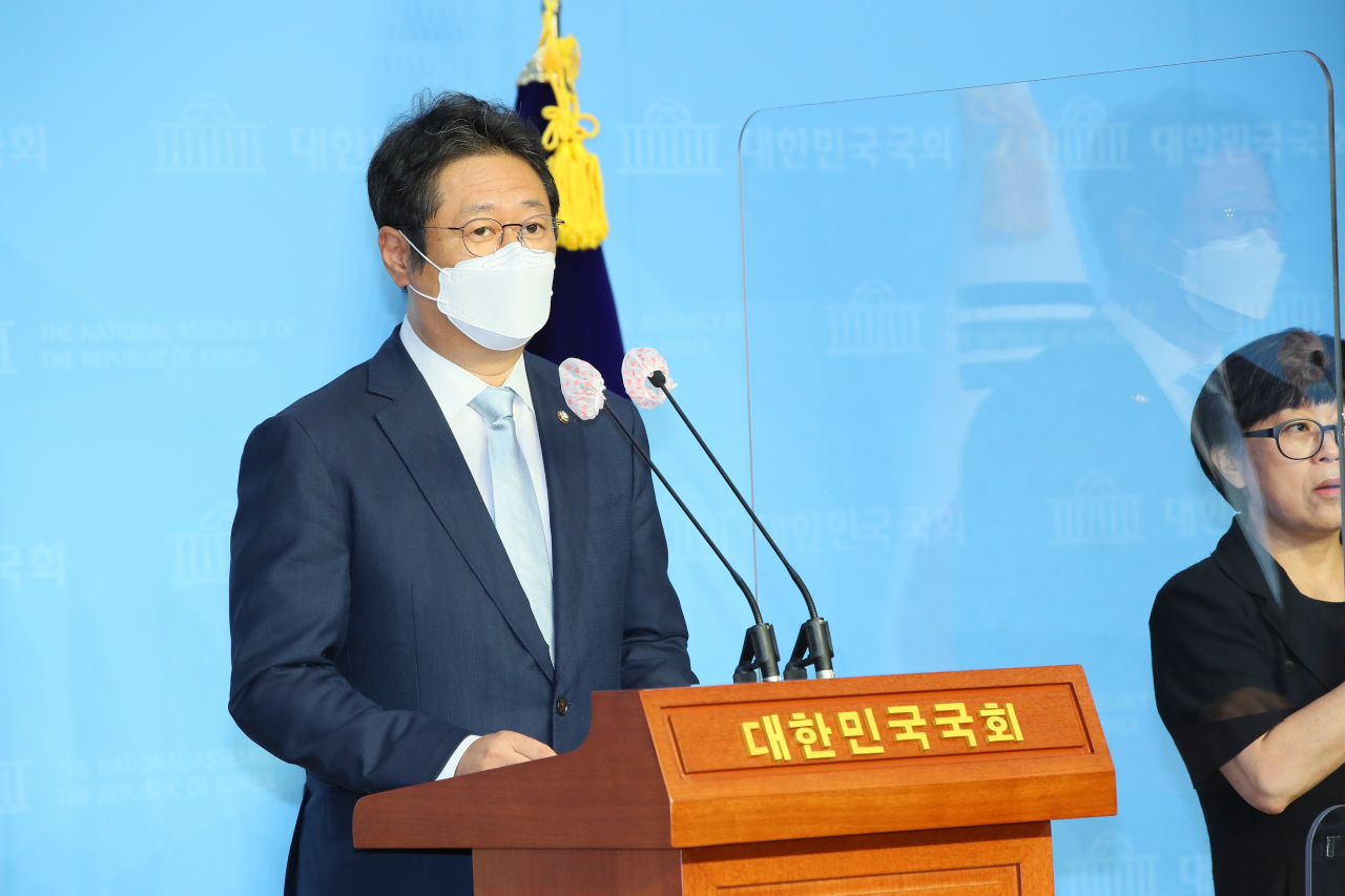 황희 더불어민주당 의원이 10일 국회 소통관에서 추미애 법무부 장관 아들 서모씨의 군복무 기간 휴가는 적법한 절차를 밟았다고 밝히고 있다. [연합]