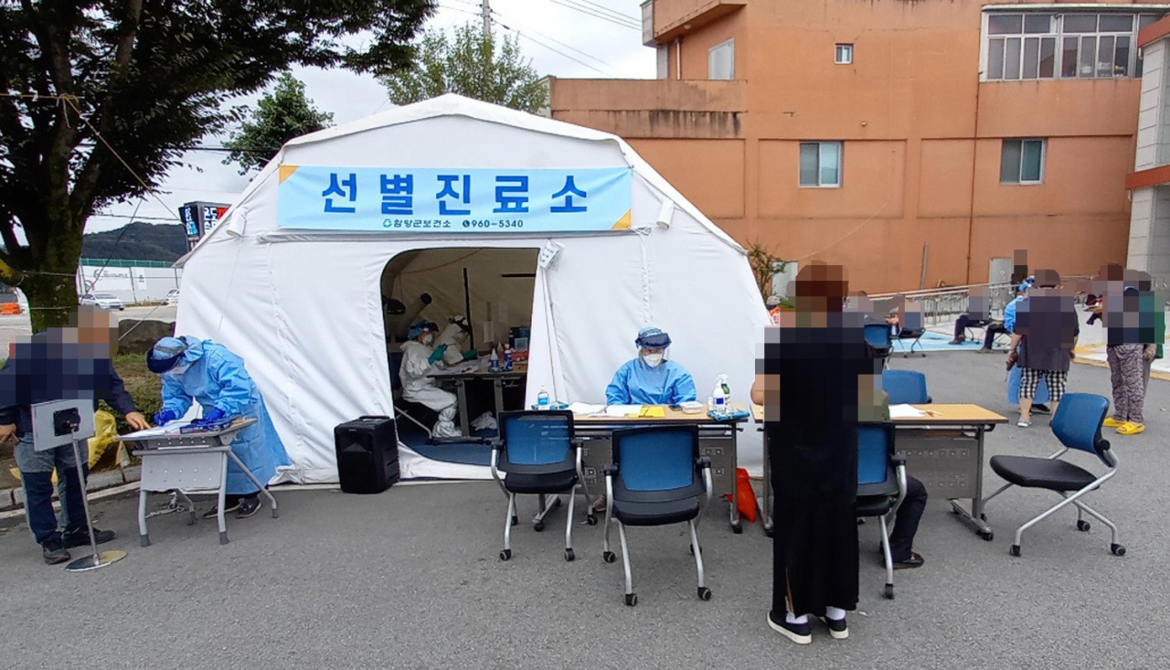 경남 함양군에서 택시기사가 확진된 뒤 지역사회 감염이 확산하는 가운데 12일 함양군보건소 선별진료소가 코로나19 바이러스 검사로 분주하다. [연합]