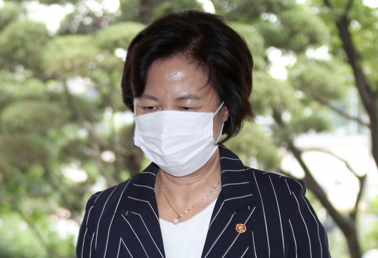 추미애 법무부 장관이 11일 오후 정세균 국무총리 주재 주요 현안간담회에 참석하기 위해 정부서울청사에 도착해 이동하고 있다. [연합]