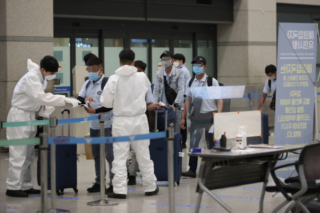 인천국제공항 해외입국자들 모습 [연합]