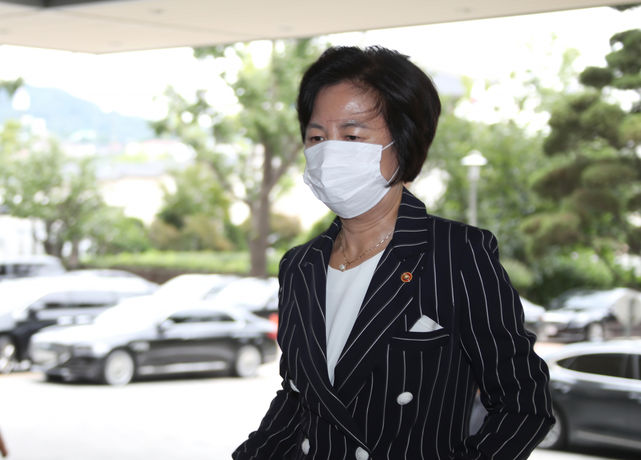 추미애 법무부 장관이 지난 11일 오후 정세균 국무총리 주재 주요 현안간담회에 참석하기 위해 정부서울청사에 도착해 이동하고 있다. [연합]