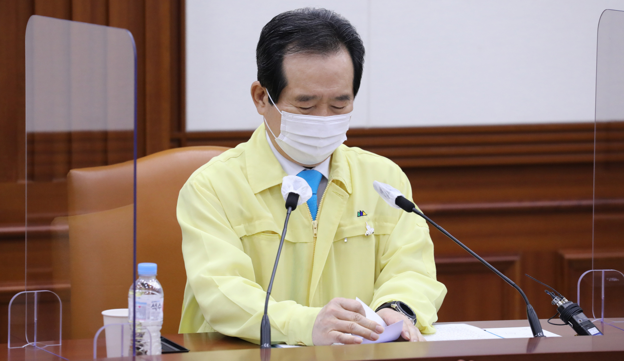 정세균 국무총리가 13일 오후 정부서울청사에서 중앙재난안전대책본부 회의에 참석하고 있다. 정 총리는 이날 회의에서 "수도권 사회적 거리두기를 2주간 2단계로 조정한다"고 밝혔다. [연합]