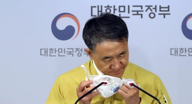 박능후 복지부 장관이 13일 오후 정부서울청사에서 중앙재난안전대책본부 정례 브리핑 전 마스크를 벗고 있다. 정세균 총리는 이날 중대본 회의에서 "수도권 사회적 거리두기를 2주간 2단계로 조정한다"고 밝혔다. [연합]