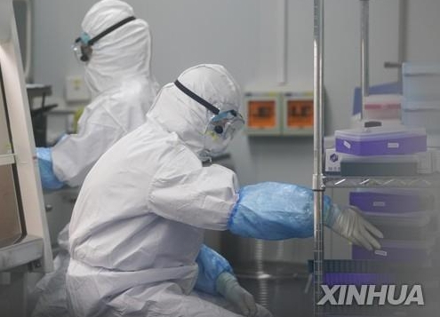 중국 우한(武漢)의 신종 코로나바이러스 감염증(코로나19) 검출 연구소에서 지난 3월 핵산 검사를 하는 모습. [신화=연합]