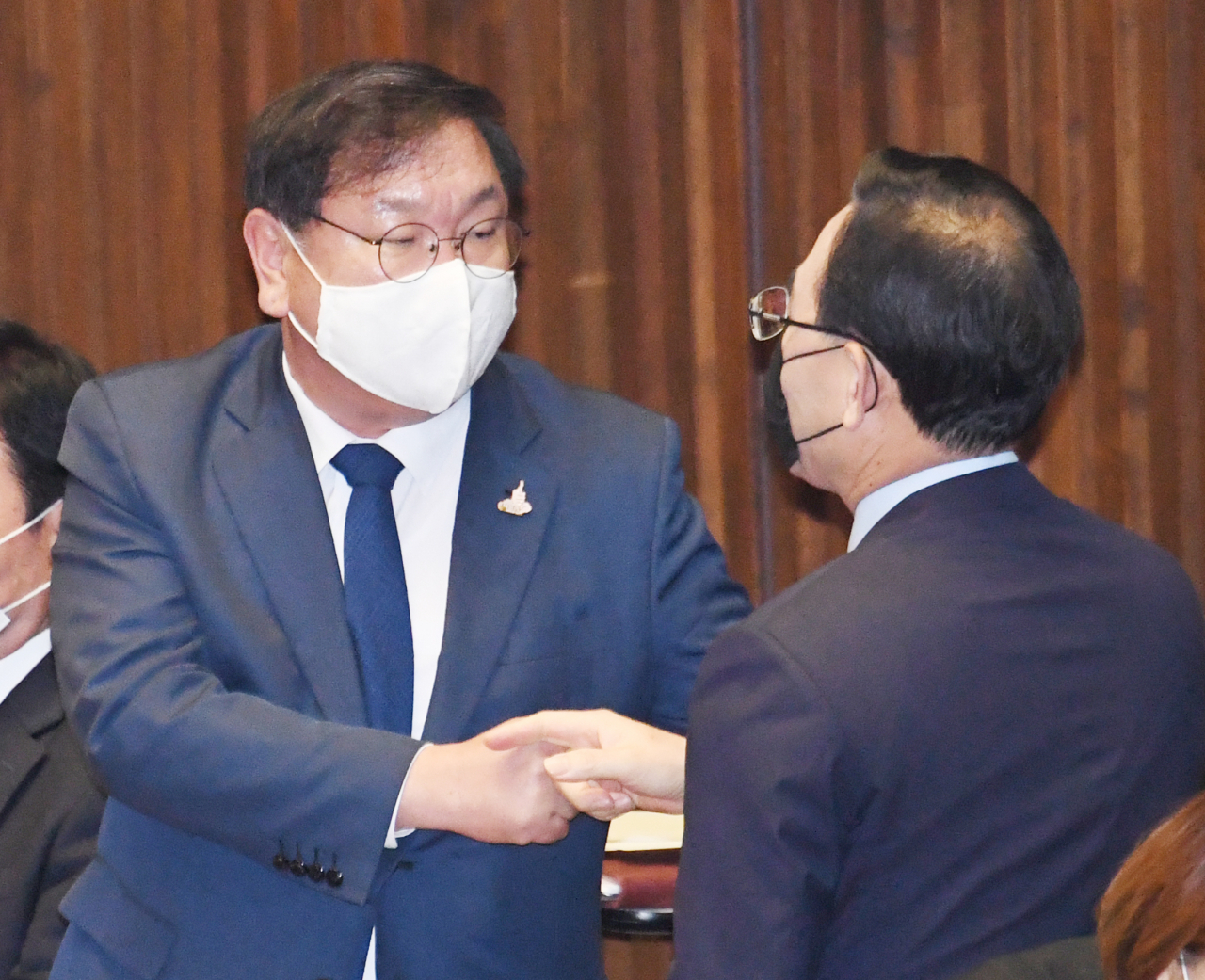 김태년 더불어민주당 원내대표(왼쪽)와 주호영 국민의힘(당시 미래통합당) 원내대표가 지난달 16일 국회 본회의장에서 열린 제21대 국회 개원식에서 대화하고 있다. [연합]
