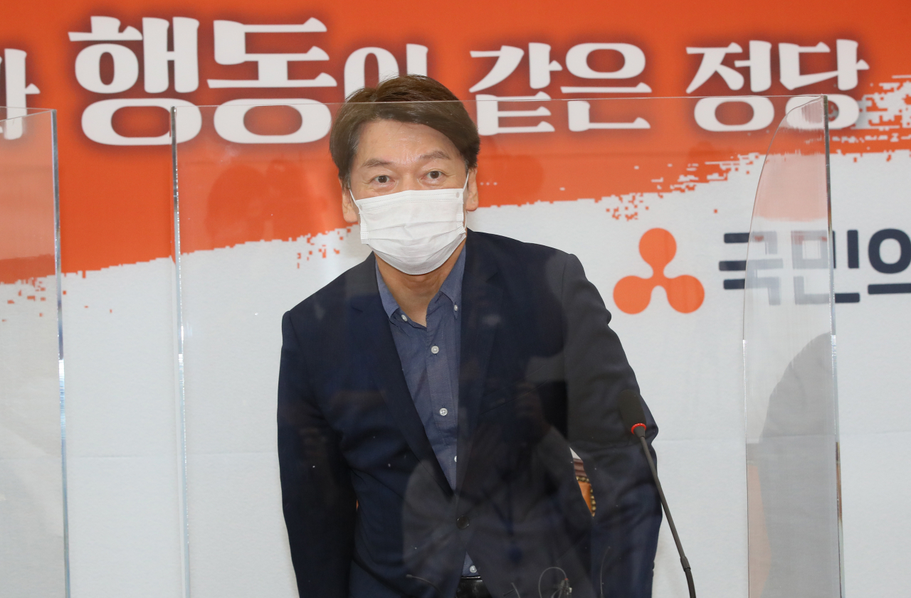 안철수국민의당 대표가 14일 국회에서 열린 최고위원회의에 입장하고 있다. [연합]