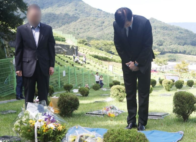 조국 당시 법무부장관이 지난해 9월 김홍영 검사 묘소를 참배하고 있다. [연합]