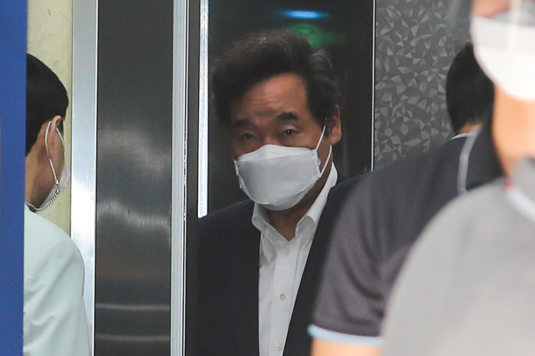 이낙연 더불어민주당 대표가 지난 13일 오후 서울 여의도 더불어민주당사에서 열린 최고위원 간담회에 참석하기 위해 당사로 들어서고 있다. [연합]