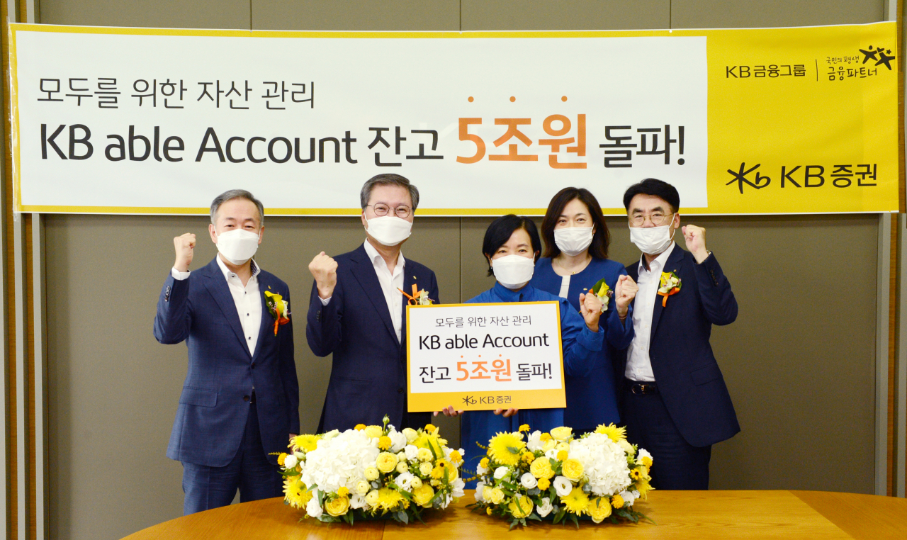 KB증권은 일임형 랩어카운트 서비스 ‘KB able Account’가 출시 3년 3개월 만에 잔고 5조원을 돌파했다고 14일 밝혔다. 이를 기념해 박정림 KB증권 사장(가운데), 김영길 WM부문장(왼쪽 두번째), 이홍구 WM총괄본부장(오른쪽 첫번째), 금원경 WM사업본부장(왼쪽 첫번째), 김유성 투자솔루션센터장(오른쪽 두번째)이 기념사진을 촬영하고 있다. [KB증권 제공]