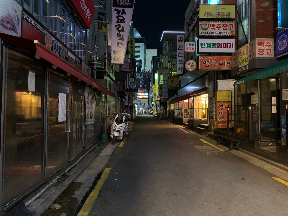 지난 13일 오후 9시 서울 종로구 '젊음의 거리'가 한산한 모습이다. [헤럴드DB]