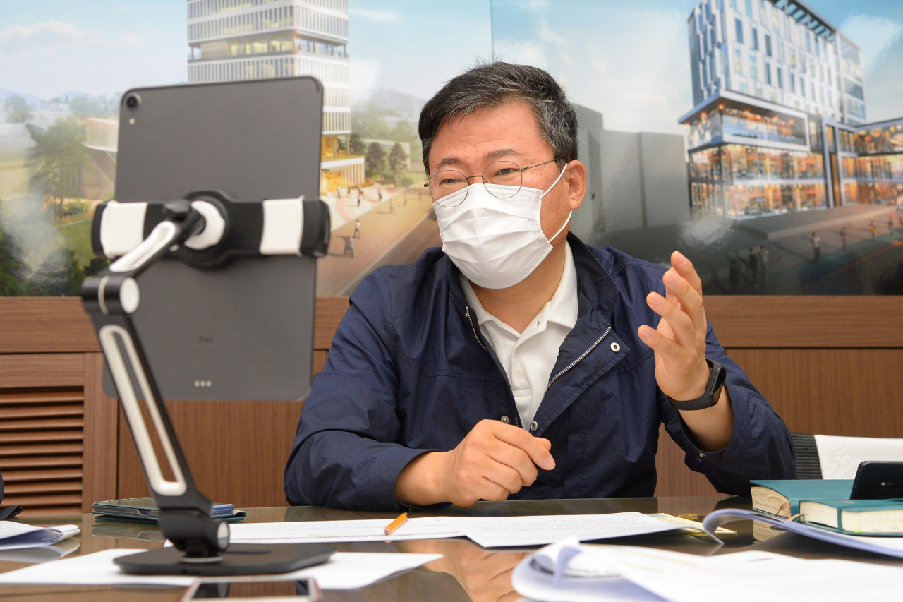 서양호 중구청장이 집무실에서 시민자문관들과 라이브톡으로 대화하고 있다. [중구 제공]
