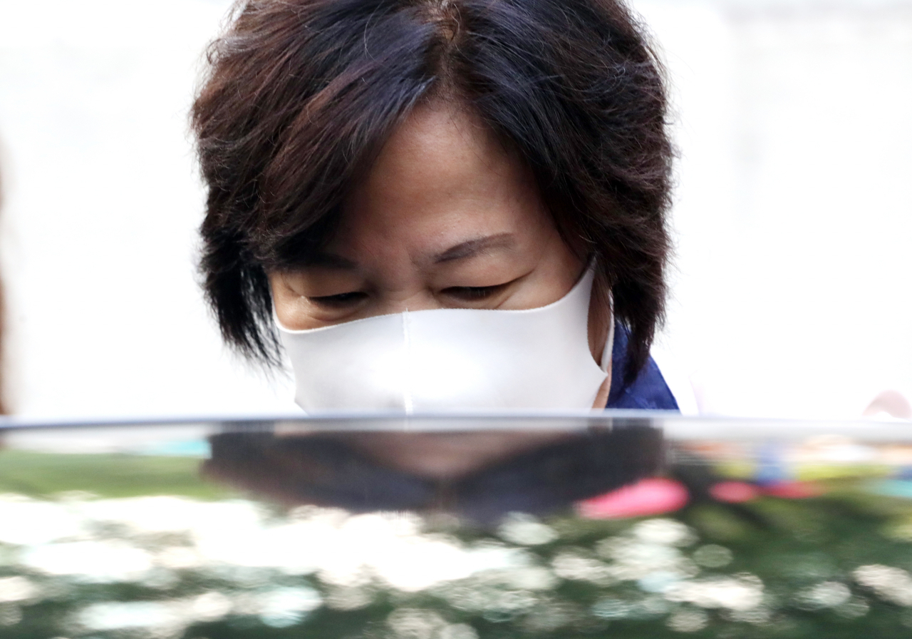추미애 법무부 장관이 14일 광진구 자택을 나서며 차량에 탑승하고 있다. [연합]