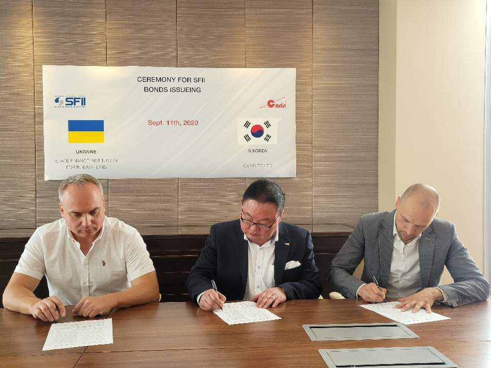 (왼쪽부터)볼로디미르 스타브니우크 SFII 사장과 유철 카리스 대표(가운데), 블라들렌 레브추크 소크랏 투자부문 사장이 지난 11일 우크라이나 키예프에서 4300만달러 규모의 국채 발행에 서명했다.[카리스 제공]
