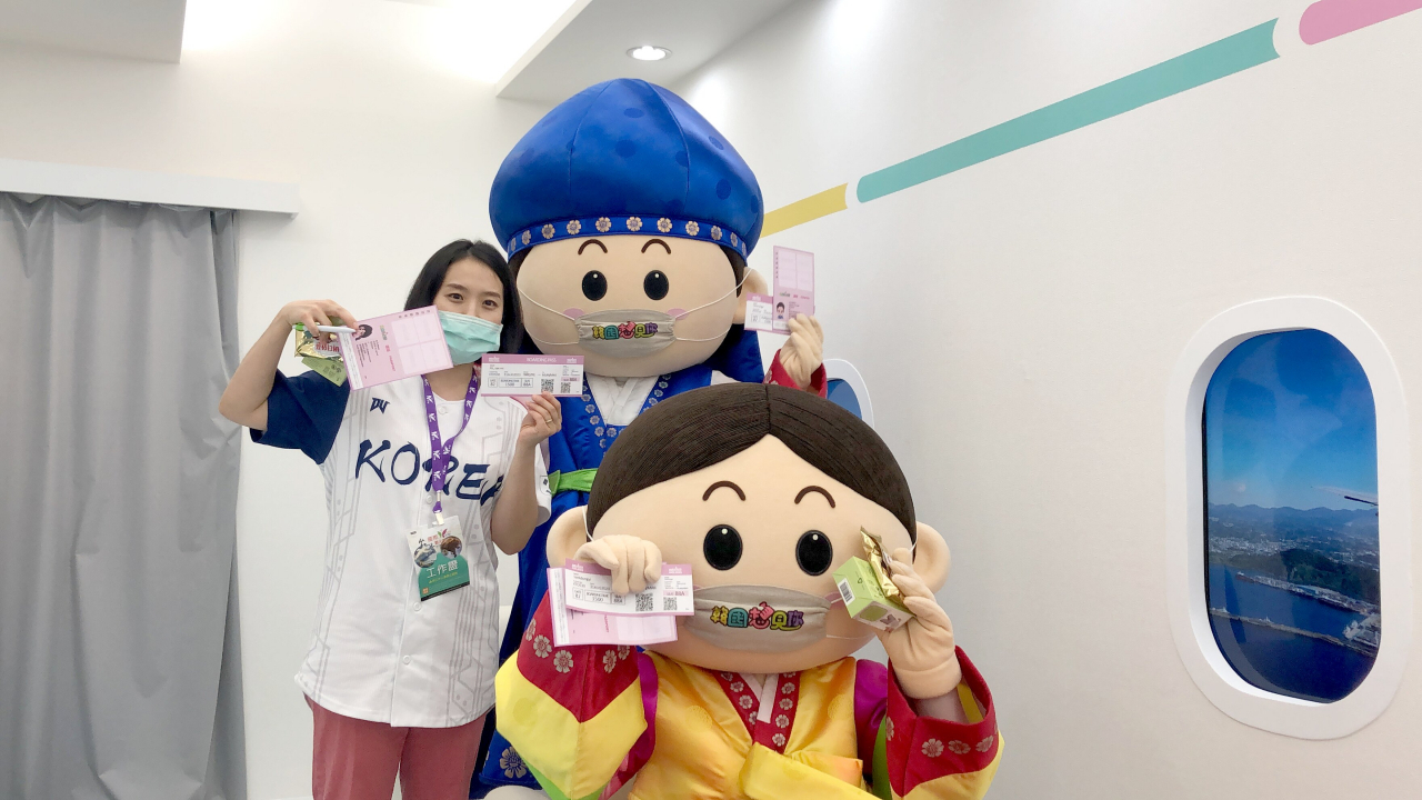 한국관광공사 타이베이지사는 대만 중대형여행사 이지플라이(ezfly, 易飛網), 항공사 타이거에어(台灣虎航)와 공동으로 착륙은 하지 않은 채, 제주 상공을 여행하는 항공편 체험상품인 ‘제주 가상출국여행 얼리버드 프로모션’ 상품을 지난 11일 정오에 출시, 4분 만에 판매가 완료되는 인기를 보였다고 14일 전했다. 사진은 최근 타이베이 국제관광박람회때 한국부스를 방문한 대만인의 기념촬영 모습.